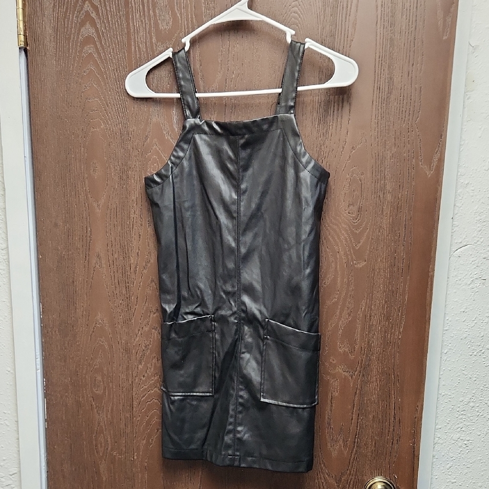 Chic Black Mini Dress with Pockets